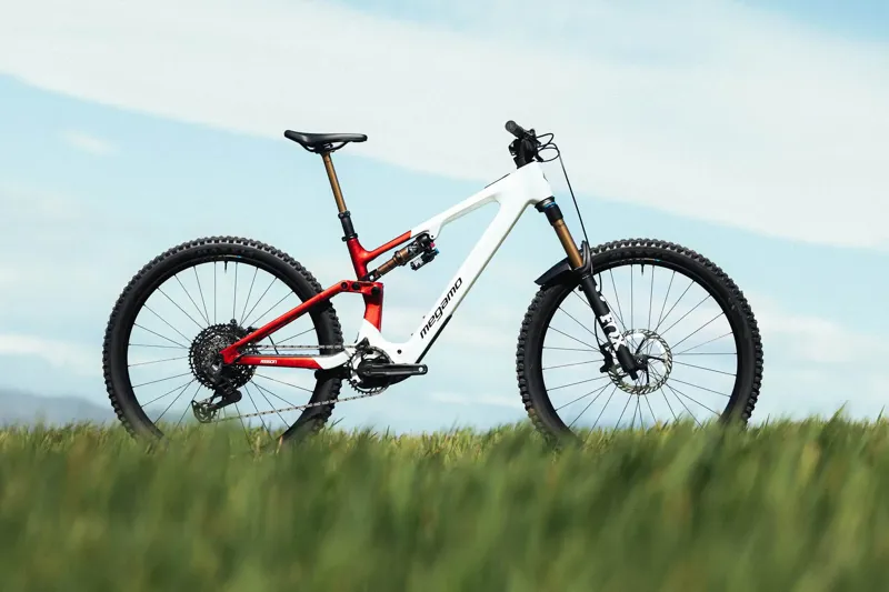 MEGAMO REASON AL 03 AXS RED/WHITE 2027-2